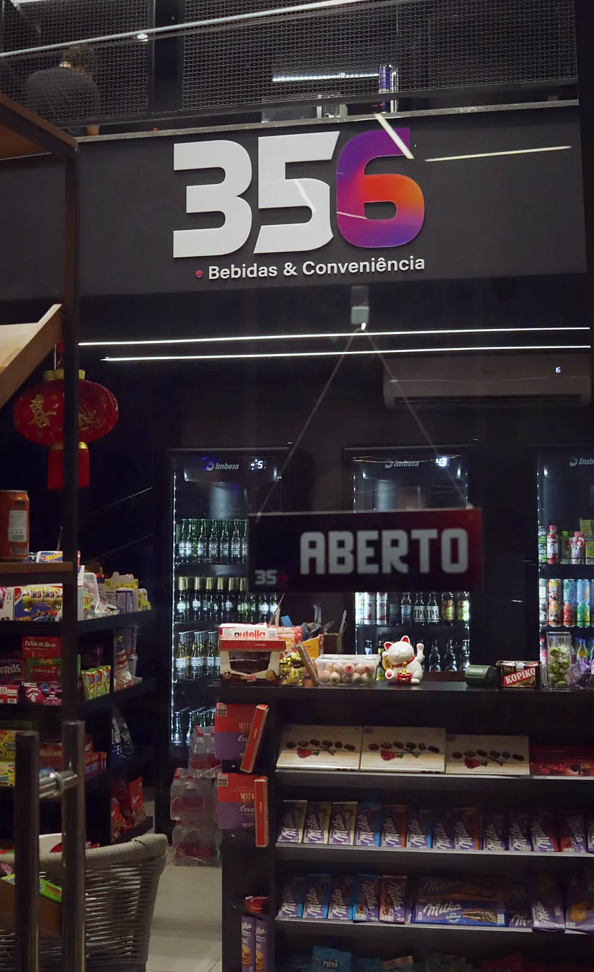 Balcão da loja com placa de aberto