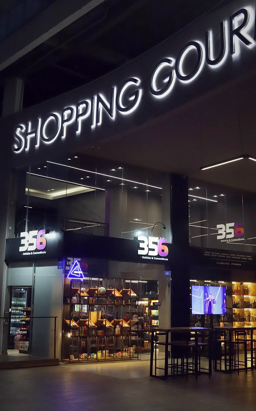 Fachada da loja à noite, no Shopping Gourmet