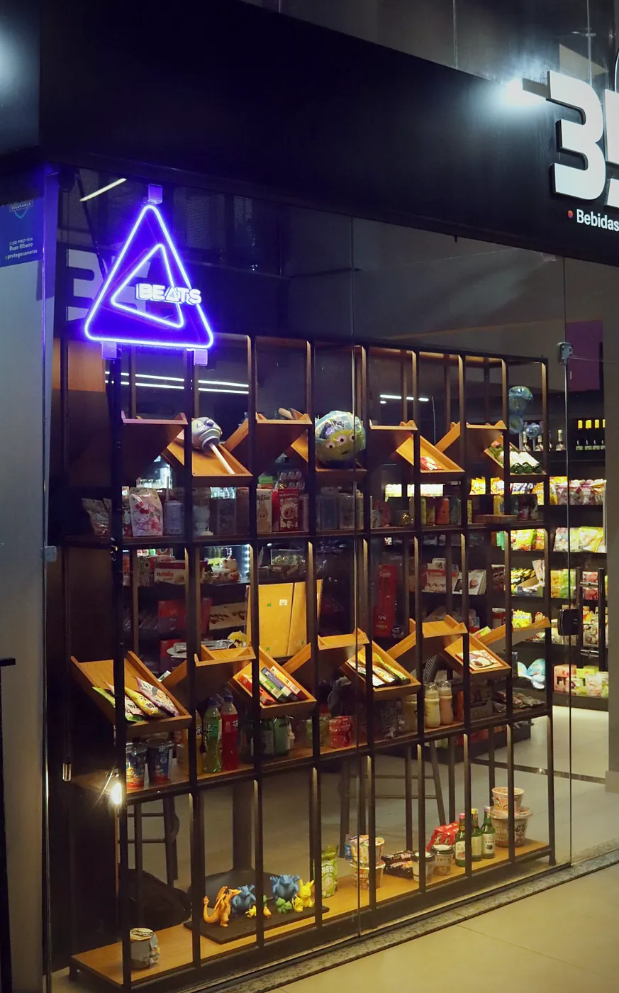 Vitrine com importados, bonecos e soju